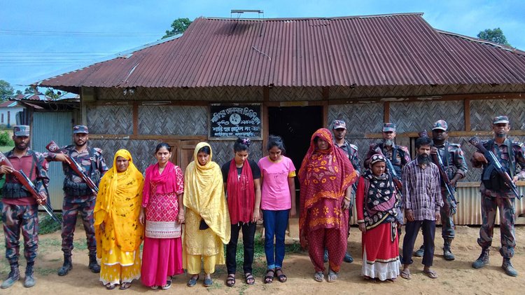 পলাশপুর ৪০ বিজিবির শান্তিপুর বিওপির হাতে আটককৃতরা। ছবি: সংগৃহীত