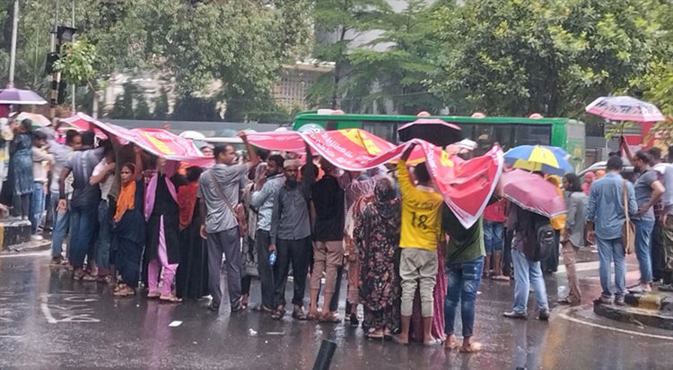 আজ মঙ্গলবার বেলা ৩টা থেকে কাকরাইল মসজিদ মোড়ে অবস্থান নিয়ে বিক্ষোভ করছেন পোশাকশ্রমিকেরা। ছবি: সংগৃহীত