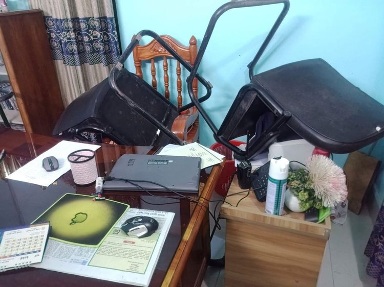 ভ্রাম্যমাণ আদালতে দণ্ডের পর পাটগ্রাম থানায় হামলা ও ভাঙচুর। ছবি: আজকের পত্রিকা