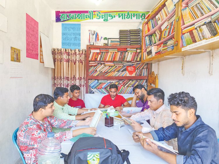 কক্সবাজারের পেকুয়া উপজেলার রাজাখালী উন্মুক্ত পাঠাগারে বেশ কয়েকজন পাঠক। ছবি: সংগৃহীত