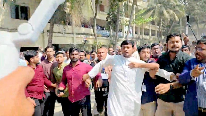 ভোটকেন্দ্রে নাসীরুদ্দীন পাটওয়ারীকে দেখে ‘ভুয়া ভুয়া’ স্লোগান, উত্তেজনা