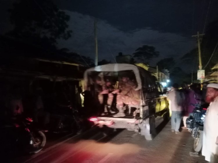 গলাচিপা উপজেলার পাতাবুনিয়া বাজারে বিএনপি ও গণ অধিকার পরিষদের নেতাকর্মীদের মধ্যে দফায় দফায় সংঘর্ষে উভয় পক্ষের অর্ধশতাধিক লোক আহত হয়। ছবি: আজকের পত্রিকা