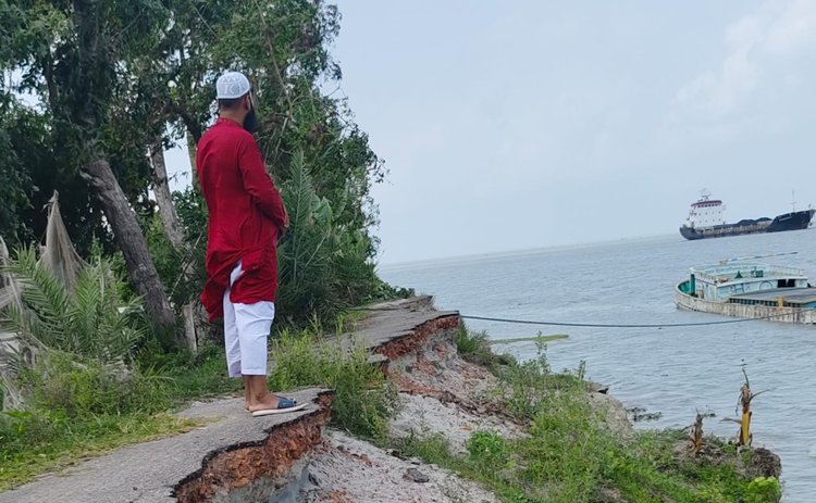 দশমিনা উপজেলার তেঁতুলিয়া নদীর ভাঙনে ইতিমধ্যে বিলীন হয়ে গেছে এলজিইডি সড়ক। ছবি: আজকের পত্রিকা