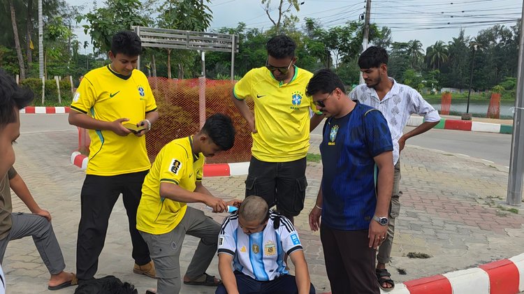 পটুয়াখালী শহরের ঝাউবন এলাকায় প্রতিশ্রুতি অনুযায়ী প্রকাশ্যে মাথা ন্যাড়া করেন এক আর্জেন্টিনা সমর্থক। ছবি: সংগৃহীত