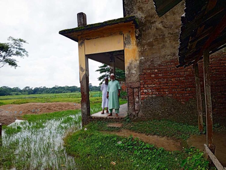 অবকাঠামোগত উন্নয়নের ছোঁয়া লাগেনি পটুয়াখালীর বাউফলের রাজাপুর ছালেহিয়া দাখিল মাদ্রাসায়। ঝুঁকিতে পাঠদান। ছবি: আজকের পত্রিকা