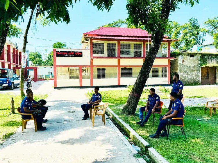 পাল্টাপাল্টি কর্মসূচিকে কেন্দ্র করে পটুয়াখালীর গলাচিপা ও দশমিনা উপজেলায় ১৪৪ ধারা জারি, প্রশাসনের টহল। ছবি: আজকের পত্রিকা