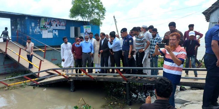 মানববন্ধন চলাকালে পটুয়াখালীর জেলা প্রশাসক ড. মোহাম্মদ শহিদ হোসেন ভাঙনকবলিত হাজির হাট এলাকা পরিদর্শন করেন। ছবি: আজকের পত্রিকা