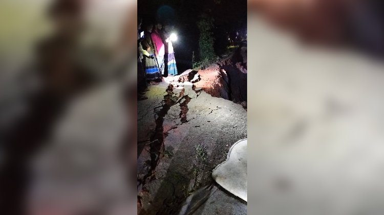 আজ রাতে তীব্র স্রোতে হাজিরহাট জামে মসজিদের পশ্চিম-উত্তর পাশে সড়কের একটি অংশ নদীগর্ভে বিলীন হয়ে গেছে। ছবি: আজকের পত্রিকা