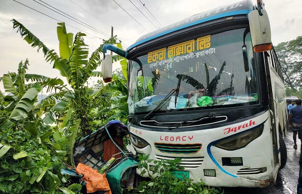 শিশুকে ডাক্তার দেখানো হলো না, বাসচাপায় মা-দাদিসহ ৩ জনের মৃত্যু