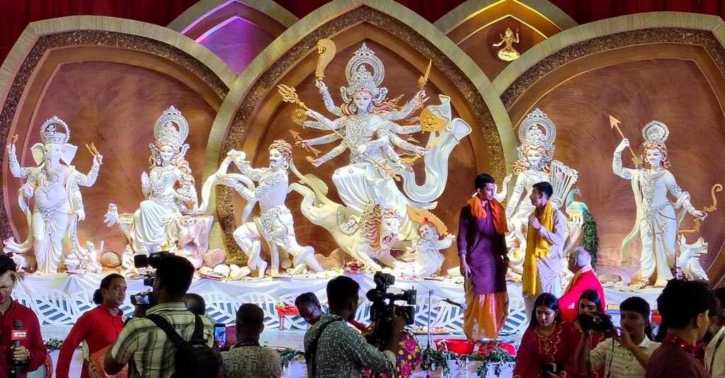 মর্ত্য ছেড়ে কৈলাসে ফিরলেন ‘দুর্গতিনাশিনী’