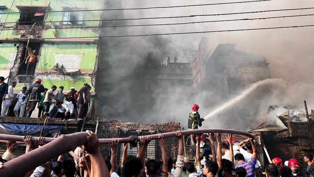 পুরান ঢাকার ইসলামবাগে বহুতল ভবনে আগুন, নিয়ন্ত্রণে ৮ ইউনিট