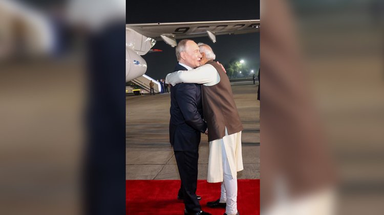 রাশিয়ার প্রেসিডেন্ট ভ্লাদিমির পুতিন আজ সন্ধ্যায় দিল্লি পৌঁছালে প্রধানমন্ত্রী নরেন্দ্র মোদি তাঁকে স্বাগত জানান। দুই নেতা করমর্দন, আলিঙ্গন ও শুভেচ্ছা বিনিময় করেন।