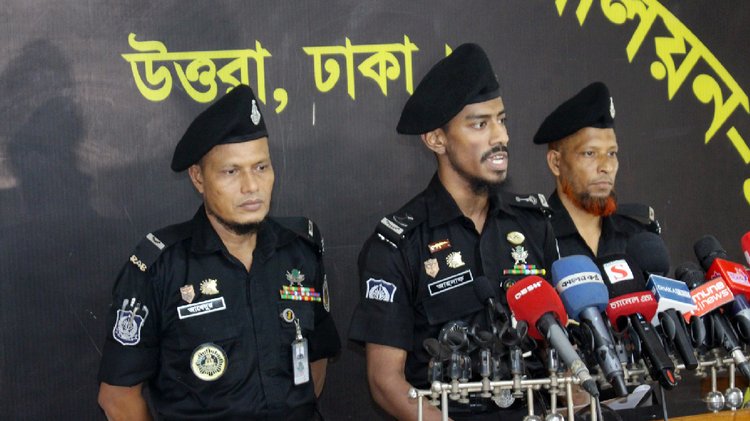 চারজনকে গ্রেপ্তারের পর র‍্যাবের সংবাদ সম্মেলন। ছবি: আজকের পত্রিকা