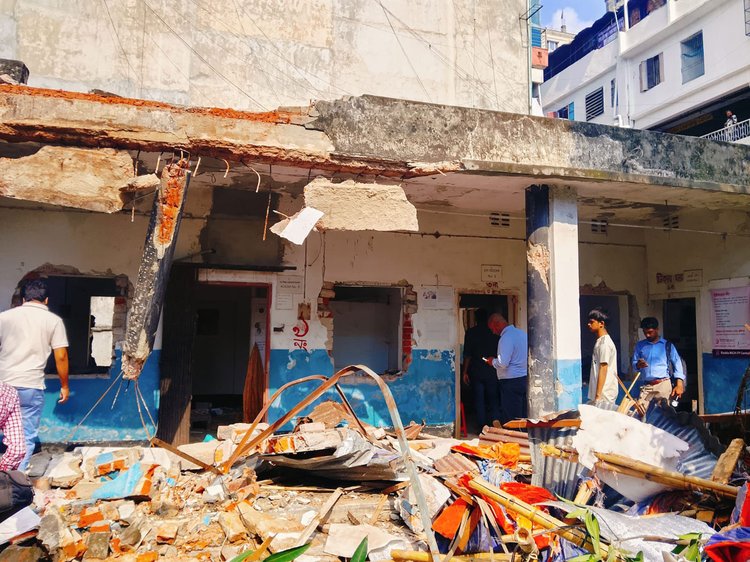 মিরপুর ১ নম্বরে রাড্ডা এমসিএইচ-এফপি সেন্টার ভাঙচুর করে গুঁড়িয়ে দেওয়ার এক দিন পর সড়কের পাশে ত্রিপল টানিয়ে চলছে শিশুদের টিকা দান কার্যক্রম। ছবি: আজকের পত্রিকা