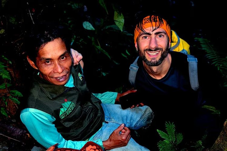 ড. ক্রিস থরোগুড ও রেঞ্জার ইসওয়ান্দি। ছবি: এবিসি