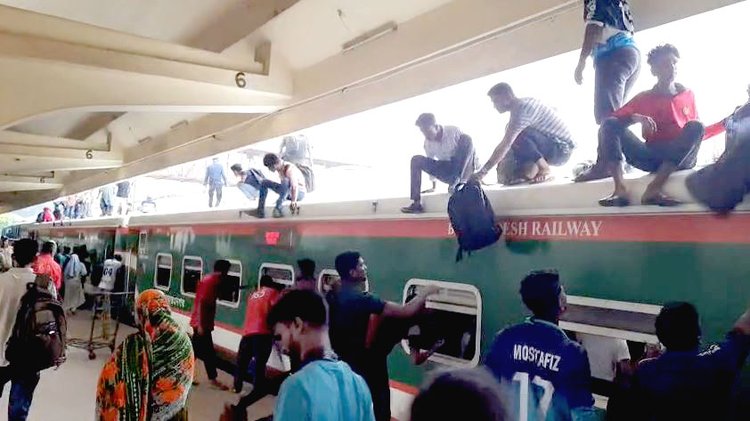 জীবনের ঝুঁকি নিয়ে ট্রেনের ছাদে ঢাকায় ফিরছে কর্মমুখী মানুষ। ছবি: আজকের পত্রিকা