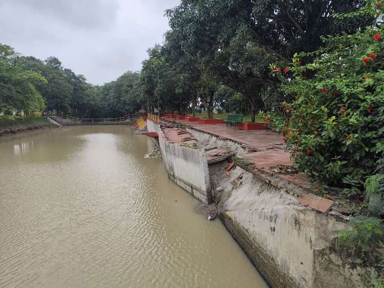 প্রায় ২০ মিটারজুড়ে ওয়াকওয়ে দেবে গেছে। ছবি: আজকের পত্রিকা