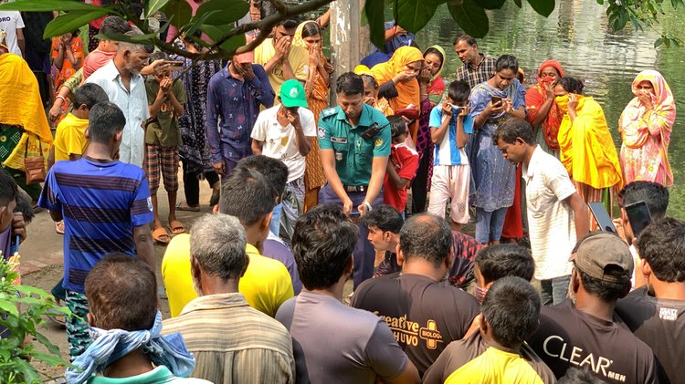 লাশ উদ্ধারে খবর পেয়ে ঘটনাস্থলে এলাকাবাসীর ভিড়। ছবি: আজকের পত্রিকা