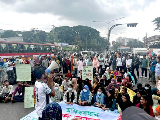নিরাপদ সড়কের দাবিতে বিইউএইচএসের শিক্ষার্থীদের মানববন্ধন। ছবি: বিজ্ঞপ্তি