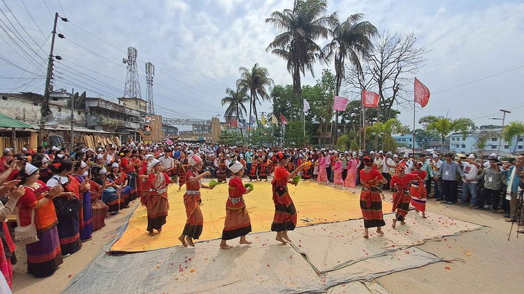 দ্বিতীয় পর্বের উদ্বোধনী অনুষ্ঠানে আদিবাসী শিল্পীদের নৃত্য পরিবেশনা। ছবি : আজকের পত্রিকা