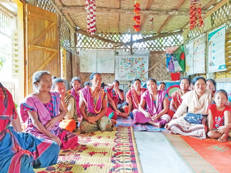 ফলে-ফসলে পাহাড় ভরে ওঠে যাঁদের হাতে, তাঁরাই থেকে যান পর্দার আড়ালে, স্বীকৃতিহীন। ছবি: আজকের পত্রিকা