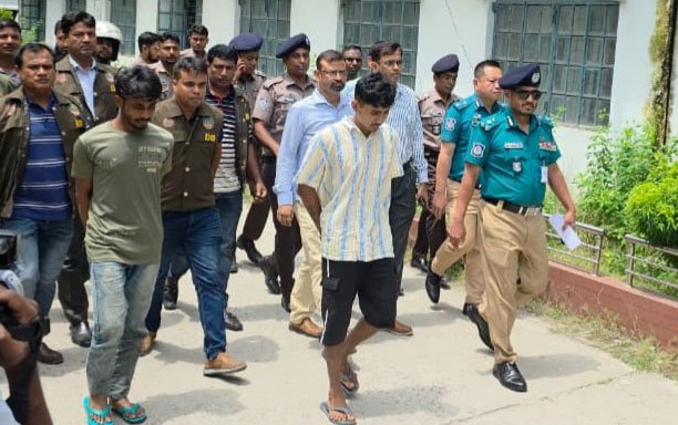 গ্রেপ্তার দুজনকে নিয়ে যাচ্ছে পুলিশ। ছবি: আজকের পত্রিকা
