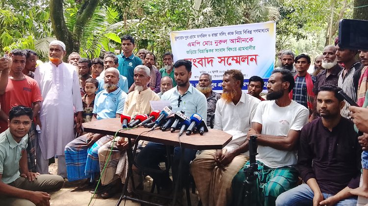 গ্রামবাসীর ব্যানারে এমপির পক্ষে সংবাদ সম্মেলন করেছেন সাবেক ছাত্রশিবির নেতা আবু কাওছার মো. মুজাহিদুল ইসলাম। ছবি: আজকের পত্রিকা