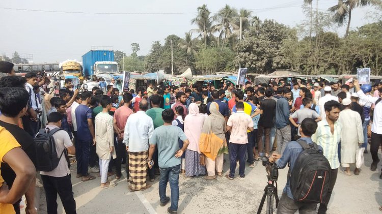 উত্তরাঞ্চল থেকে উপদেষ্টা নিয়োগের দাবি ঢাকা-রংপুর মহাসড়ক অবরোধ করা হয়। ছবি: আজকের পত্রিকা