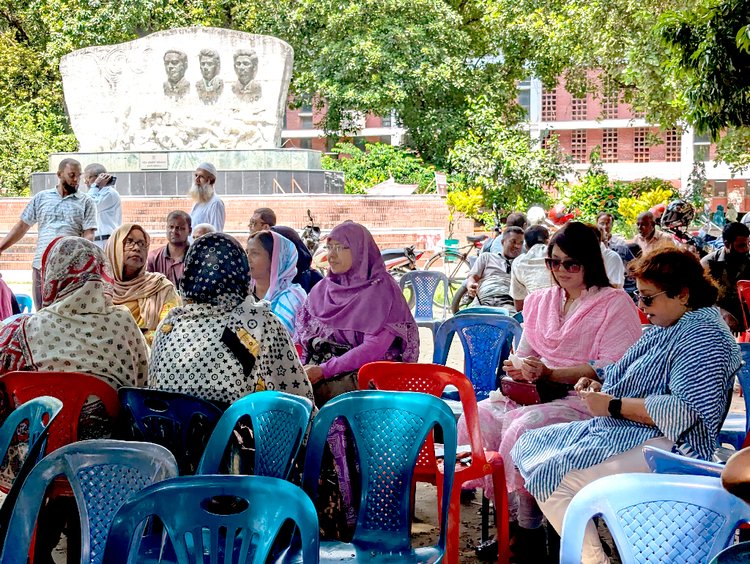 রাজশাহী বিশ্ববিদ্যালয়ে অনির্দিষ্টকালের জন্য ক্লাস-পরীক্ষা বর্জন করে আড্ডায় মেতেছেন শিক্ষক-কর্মকর্তারা। ছবি: আজকের পত্রিকা