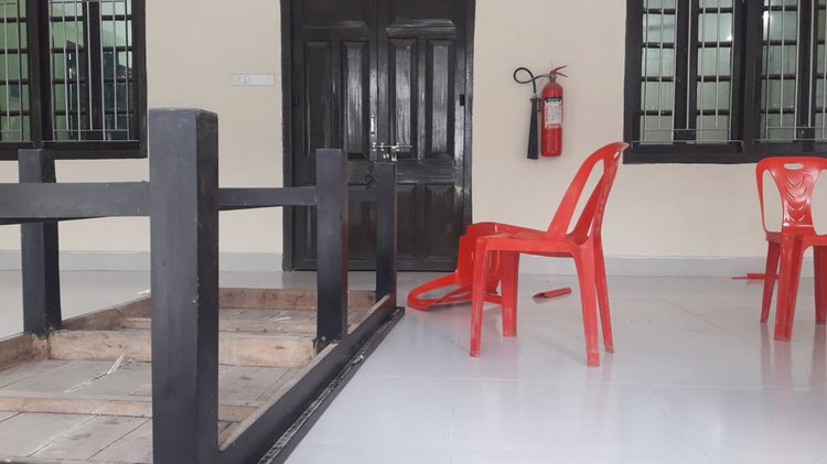 রাবি শাখা ছাত্রদল সভাপতি সুলতান আহমেদ রাহীর নেতৃত্বে ভাঙচুর চালানো হয়। ছবি: আজকের পত্রিকা