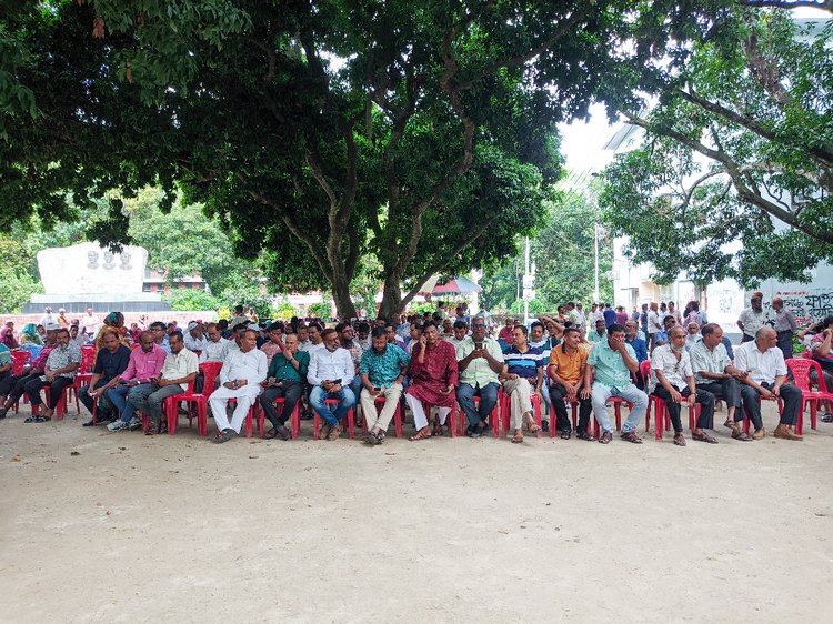 রাজশাহী বিশ্ববিদ্যালয়ে ‘শিক্ষক লাঞ্ছনার’ বিচার নিশ্চিত ও প্রাতিষ্ঠানিক সুবিধার দাবিতে টানা চতুর্থ দিনের মতো পূর্ণদিবস কর্মবিরতি পালন। ছবি: আজকের পত্রিকা