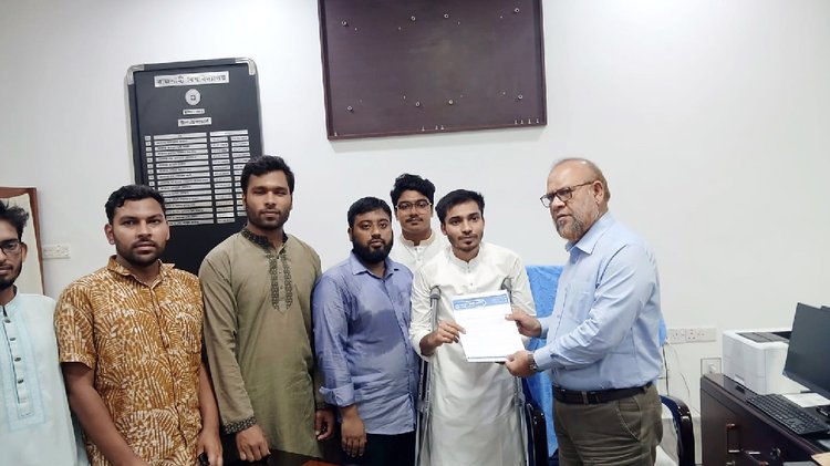 সংবাদ সম্মেলন শেষে রাবির উপাচার্য বরাবর স্মারকলিপি পেশ করেন। ছবি: আজকের পত্রিকা