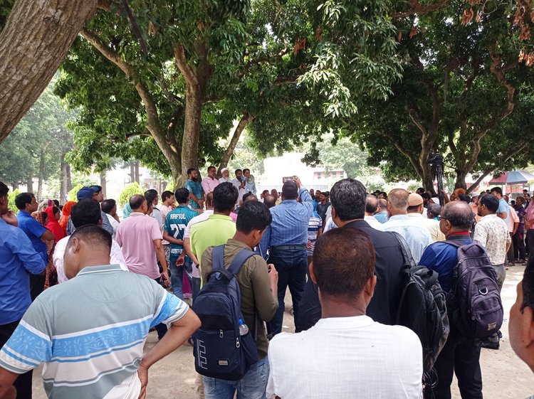 রাজশাহী বিশ্ববিদ্যালয়ের বুদ্ধিজীবী চত্বরের সামনে অবস্থান নিয়ে শিক্ষক-কর্মকর্তারা কর্মবিরতি শুরু করেন। ছবি: আজকের পত্রিকা
