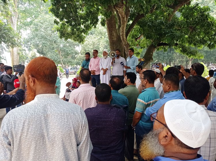 রাজশাহী বিশ্ববিদ্যালয়ের বুদ্ধিজীবী চত্বরের সামনে অবস্থান নিয়ে শিক্ষক-কর্মকর্তারা কর্মবিরতি শুরু করেন। ছবি: আজকের পত্রিকা