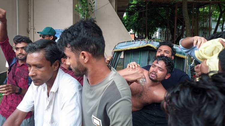 ছাত্রদল ও সাধারণ শিক্ষার্থীদের মধ্যে ধস্তাধস্তিতে তিনজন আহত হয়। ছবি: আজকের পত্রিকা
