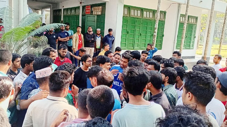 আজ শুক্রবার সকালে ভূমিকম্পের পর রাজশাহী বিশ্ববিদ্যালয়ের শেরেবাংলা ফজলুল হক হলের শিক্ষার্থীরা তাঁদের দ্রুত স্থানান্তর এবং হল পুনর্নির্মাণের দাবিতে বিক্ষোভ করেছেন। ছবি: আজকের পত্রিকা