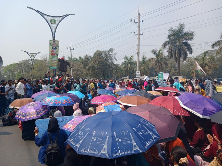 ধর্ষকদের কঠোর শাস্তির দাবিতে ঢাকা-রাজশাহী মহাসড়ক অবরোধ করে রাবি শিক্ষার্থীদের বিক্ষোভ। ছবি: আজকের পত্রিকা