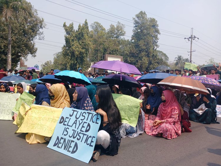 ধর্ষকদের কঠোর শাস্তির দাবিতে ঢাকা-রাজশাহী মহাসড়ক অবরোধ করে রাবি শিক্ষার্থীদের বিক্ষোভ। ছবি: আজকের পত্রিকা