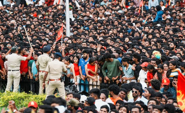 আরসিবির প্রথম শিরোপা জয়ের উৎসবে প্রায় দুই লাখ মানুষের সমাগম হয়। ছবি: পিটিআই