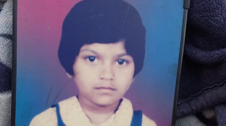 ৮ বছর বয়সী রচনা নিখোঁজের অভিযোগ না নিয়ে পুলিশ বলে, প্রেমিকের সঙ্গে পালিয়ে গেছে। ছবি: রচনার বাবা পাপ্পু লাল/বিবিসি