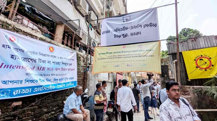 আজ সোমবার সকালে রাড্ডা এমসিএইচ-এফপির প্রথম গেট খোলার পর চলছে টিকাদানসহ অন্যান্য স্বাস্থ্যসেবা কার্যক্রম। ছবি: আজকের পত্রিকা