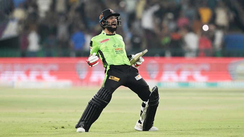 বার্মিংহাম-দুবাই-আবুধাবি ঘুরে ফাইনালের ১০ মিনিট আগে পাকিস্তানে নেমে চ্যাম্পিয়ন রাজা