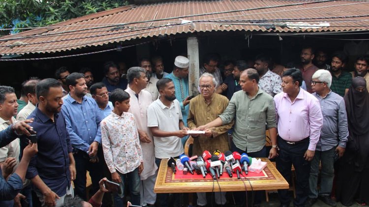 মাইলস্টোন স্কুলে বিমান বিধ্বস্তের ঘটনায় নিহত মাসুমা বেগমের পরিবারের সঙ্গে দেখা করেন রিজভী। ছবি: আজকের পত্রিকা