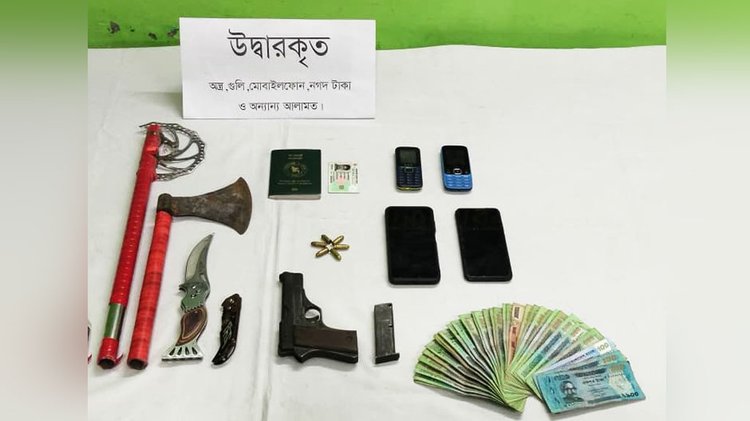 রাজবাড়ীতে র্যাবের অভিযানে উদ্ধার হওয়া হওয়া অস্ত্র। ছবি: সংগৃহীত