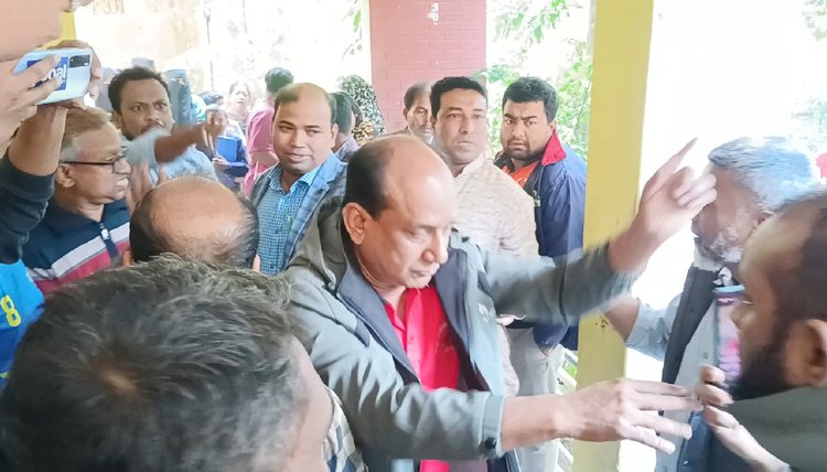 শিক্ষকেরা দাবি আদায় না হওয়া পর্যন্ত পরীক্ষা নিতে অস্বীকৃতি জানালে অভিভাবকদের সঙ্গে শিক্ষকদের বাগ্‌বিতণ্ডা হয়। ছবি: আজকের পত্রিকা