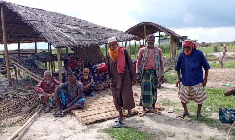 ক্ষতিগ্রস্ত চরের বাসিন্দারা আতঙ্কিত। ছবি: আজকের পত্রিকা