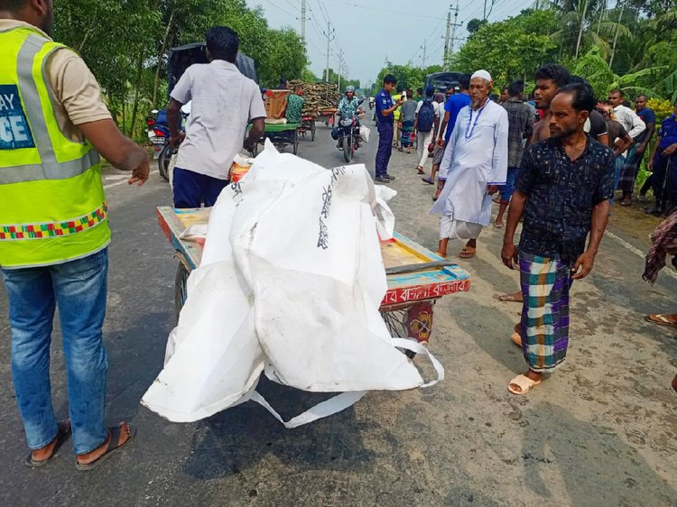 রাজবাড়ীর কালুখালীতে গরুবাহী ট্রাক নিয়ন্ত্রণ হারিয়ে খাদে পড়ে যাওয়ায় দুই ব্যবসায়ী নিহত হয়েছেন। সেই সঙ্গে দুটি গরুও মারা যায়। ছবি: আজকের পত্রিকা