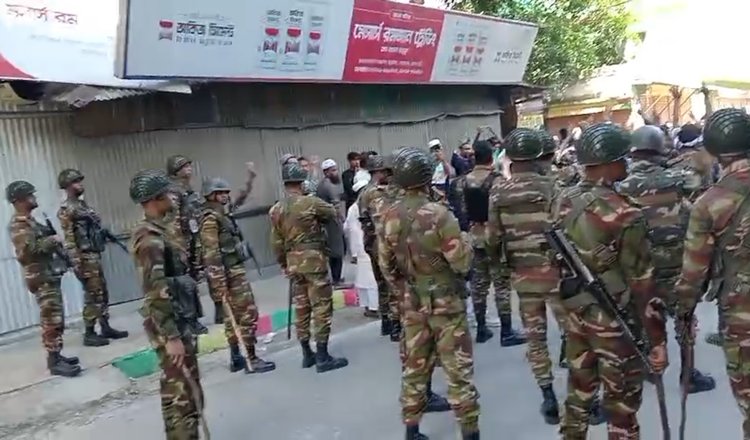 রাজবাড়ীতে ‘নুরাল পাগলার’ দরবারে ভাঙচুর। ছবি: আজকের পত্রিকা