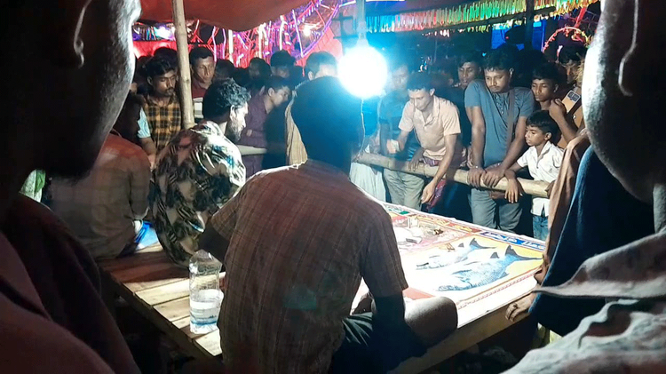 রাজৈরে কুম্ভমেলায় পুলিশের ওপর জুয়াড়িদের হামলা। ছবি: আজকের পত্রিকা