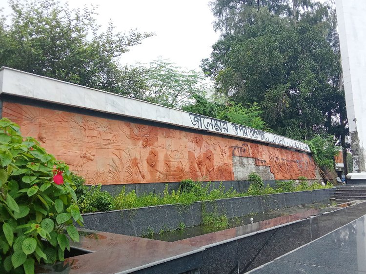 রাজশাহী নগরের সিঅ্যান্ডবি মোড়ে নির্মাণ করা হচ্ছে জুলাই শহীদ স্মৃতিস্তম্ভ। ছবি: আজকের পত্রিকা